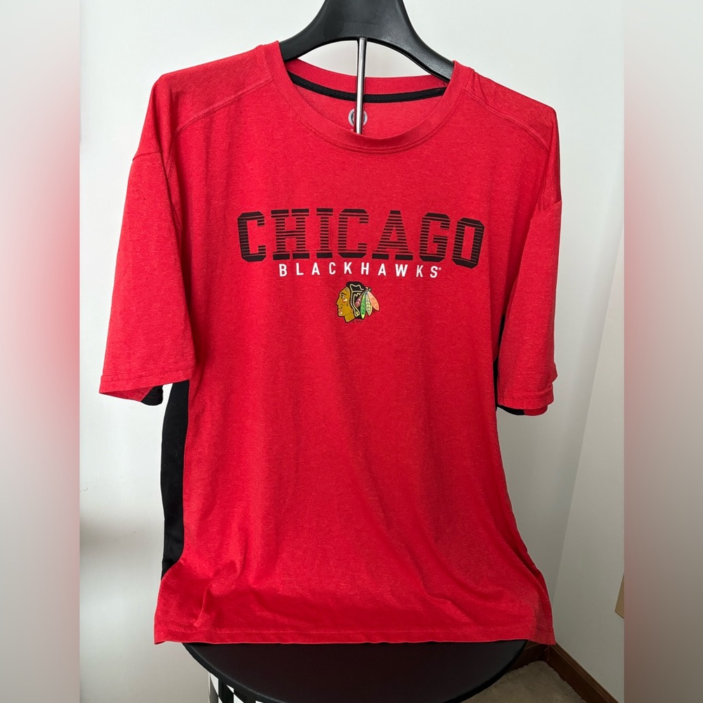 Chicago Blackhawks NHL Lightweight Logo Tee. Men’s XL. Red Heather Color